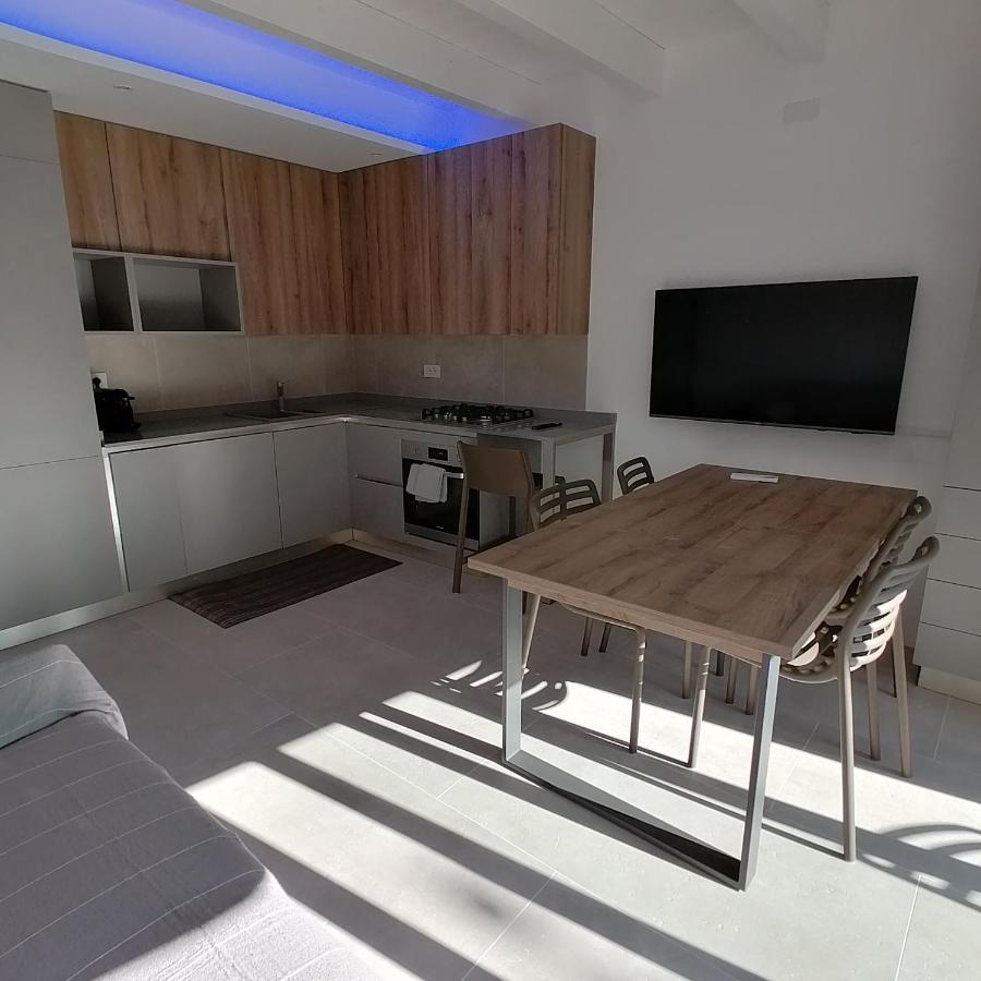 New Marina Apartments Torri Del Benaco Luaran gambar