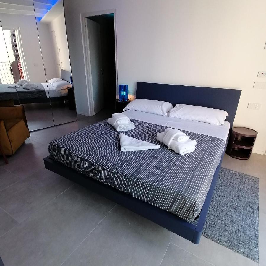 New Marina Apartments Torri Del Benaco Luaran gambar