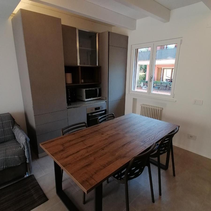 New Marina Apartments Torri Del Benaco Luaran gambar